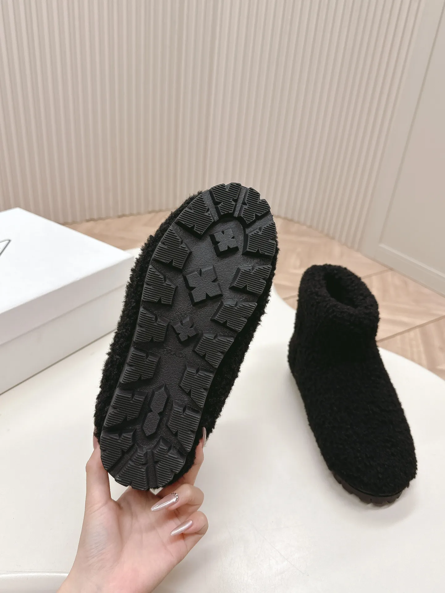 👟👟Ex-factory price 560👟👟 Prada prada24 autumn and winter furry short boots snow boots． The classic triangle buckle is comfortable, cute, cute, fashionable, elegant and versatile. The wool is comfortable and soft, awakening the warmth of autumn and winter. Let you walk comfortably from morning to night. You can easily manage the changing seasons. Wool, original outsole! 35-40 yards